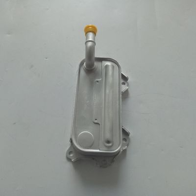 157100R011 エンジン部品 オイルクーラー